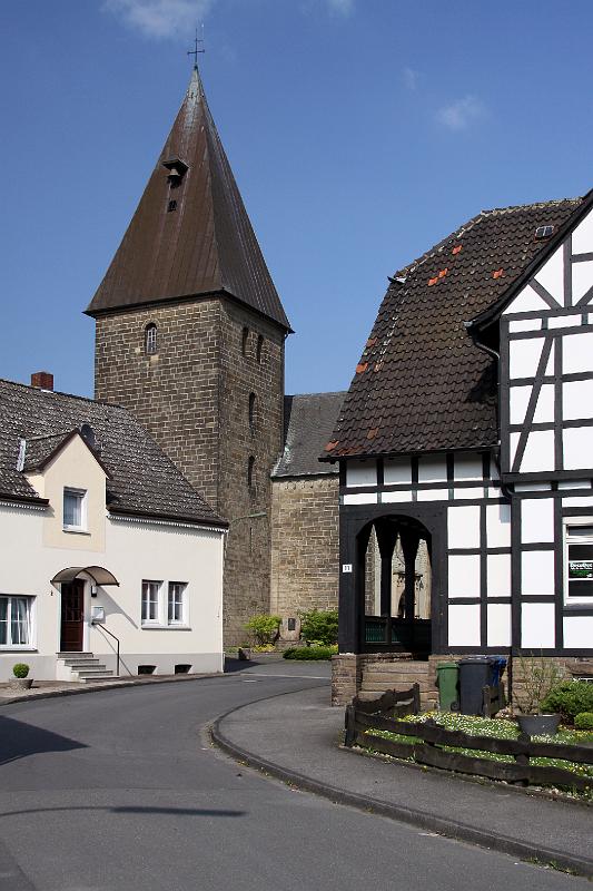 Fachwerkhaus mit Margaretenkirche in Methler (1).JPG - Fachwerkhaus mit Margaretenkirche in Methler